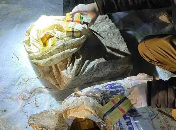 Van'da, çuvallarla toprağa gömülü 123 kilo eroini 'Barut' buldu Van'da, çuvallarla toprağa gömülü 123 kilo eroini 'Barut' buldu