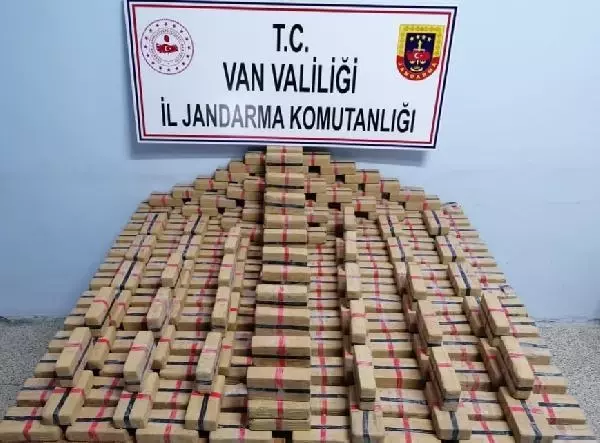 Van'da, çuvallarla toprağa gömülü 123 kilo eroini 'Barut' buldu Van'da, çuvallarla toprağa gömülü 123 kilo eroini 'Barut' buldu