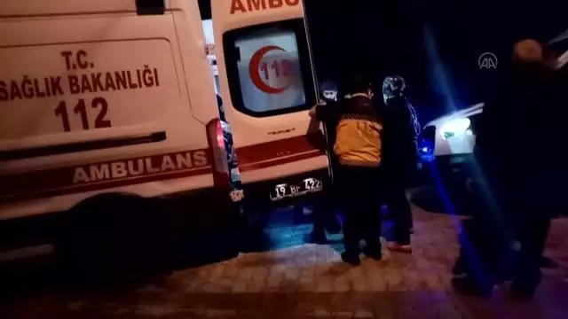 Yanan ahşap eve müdahale eden itfaiye eri dumandan etkilendi Yanan ahşap eve müdahale eden itfaiye eri dumandan etkilendi