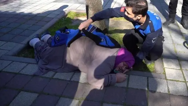 Yaşlı kadın düşünce yardımına zabıta koştu! Eliyle yastık yapıp montuyla üstünü örttü Yaşlı kadın düşünce yardımına zabıta koştu! Eliyle yastık yapıp montuyla üstünü örttü
