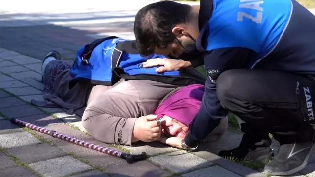 Yaşlı kadın düşünce yardımına zabıta koştu! Eliyle yastık yapıp montuyla üstünü örttü Yaşlı kadın düşünce yardımına zabıta koştu! Eliyle yastık yapıp montuyla üstünü örttü