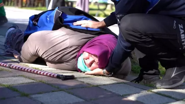 Yaşlı kadın düşünce yardımına zabıta koştu! Eliyle yastık yapıp montuyla üstünü örttü Yaşlı kadın düşünce yardımına zabıta koştu! Eliyle yastık yapıp montuyla üstünü örttü