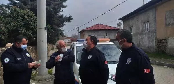 Zabıtalar, pazarda buldukları parayı sahibine teslim etti Zabıtalar, pazarda buldukları parayı sahibine teslim etti