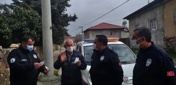 Zabıtalar, pazarda buldukları parayı sahibine teslim etti Zabıtalar, pazarda buldukları parayı sahibine teslim etti