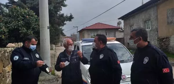 Zabıtalar, pazarda buldukları parayı sahibine teslim etti Zabıtalar, pazarda buldukları parayı sahibine teslim etti