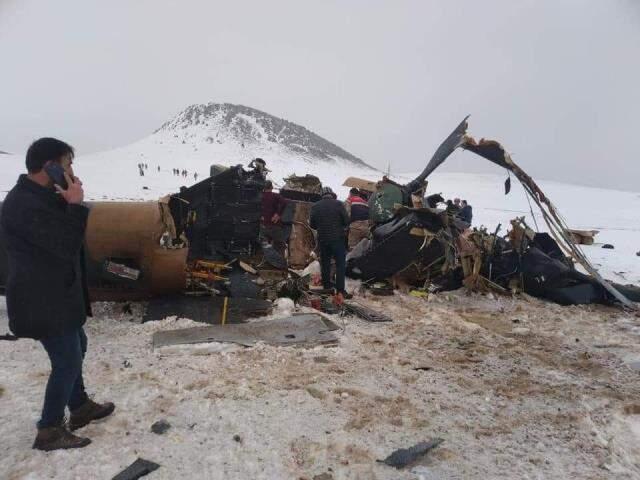 9 askerimizin şehit olduğu helikopter kazasının olay yerinden ilk görüntüler 9 askerimizin şehit olduğu helikopter kazasının olay yerinden ilk görüntüler