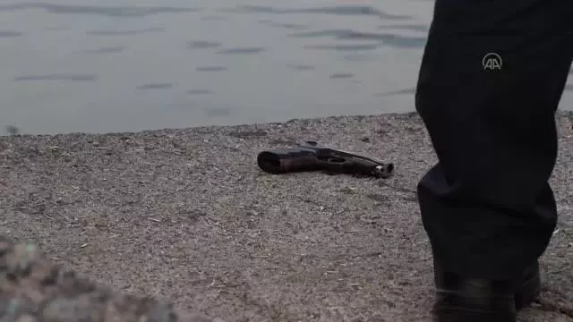 Amatör balıkçının oltasına tabanca takıldı Amatör balıkçının oltasına tabanca takıldı