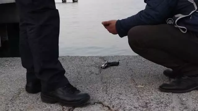 Amatör balıkçının oltasına tabanca takıldı Amatör balıkçının oltasına tabanca takıldı