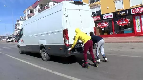 Antalya'da patenli gençlerin tehlikeli yolculuğu Antalya'da patenli gençlerin tehlikeli yolculuğu