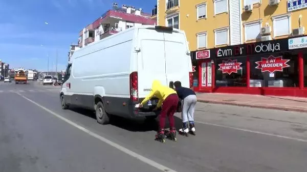 Antalya'da patenli gençlerin tehlikeli yolculuğu Antalya'da patenli gençlerin tehlikeli yolculuğu