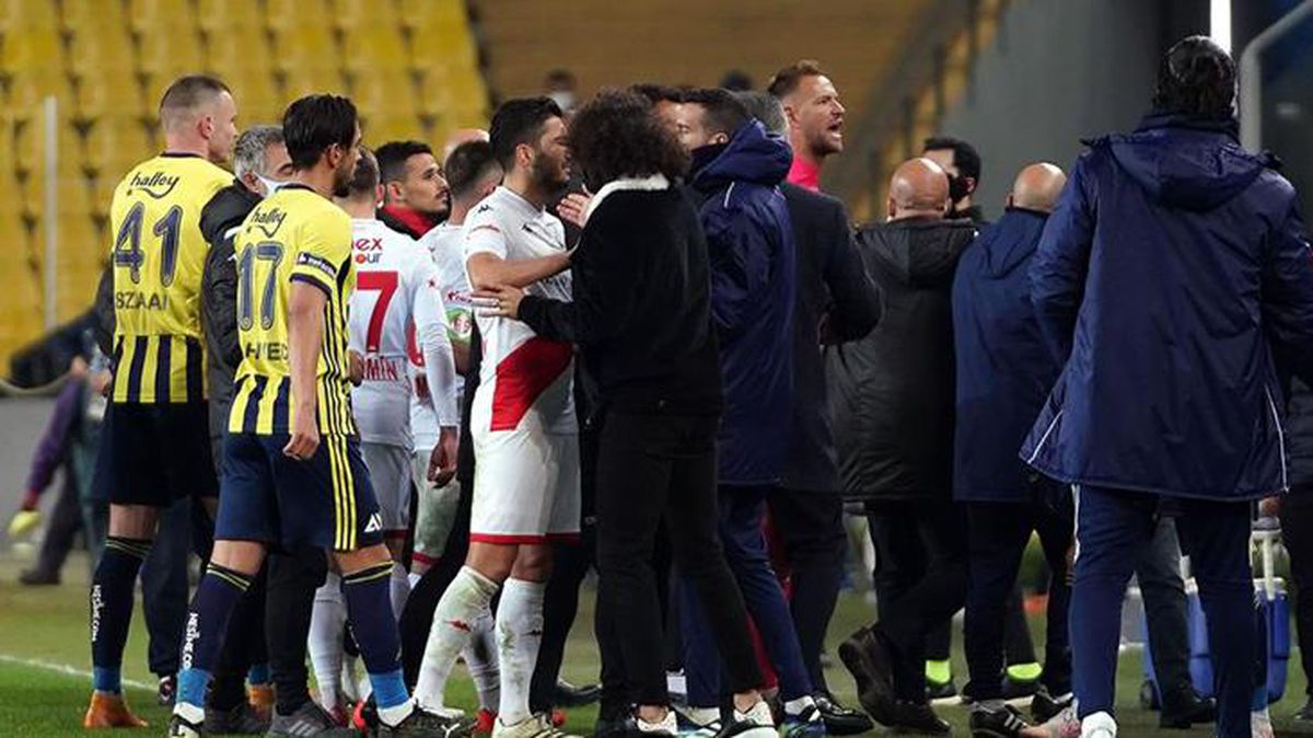 Fenerbahçe-Antalyaspor maçından sonra saha karıştı! Boffin kırmızı kart gördü