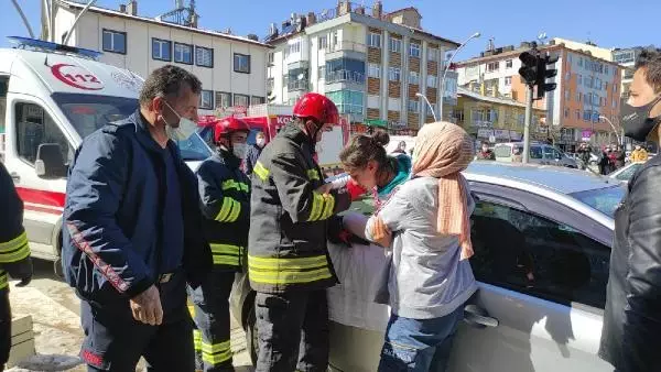 Son dakika haberi! Araçta kilitli kalan 2 kardeşi, itfaiye kurtardı Son dakika haberi! Araçta kilitli kalan 2 kardeşi, itfaiye kurtardı