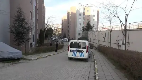 Arnavutköy'de eşini ve çocuğunu rehin aldıktan sonra serbest bırakan kişi gözaltına alındı Arnavutköy'de eşini ve çocuğunu rehin aldıktan sonra serbest bırakan kişi gözaltına alındı