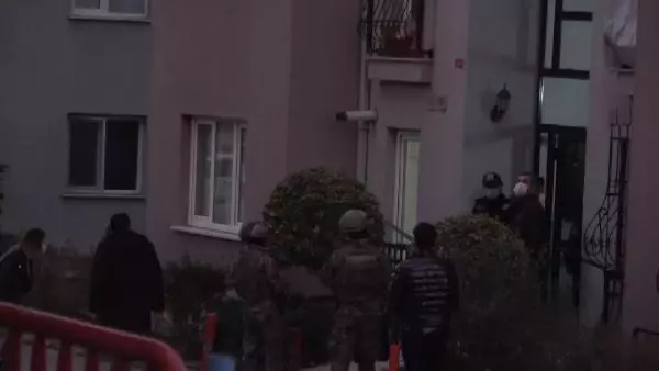 Arnavutköy'de eşini ve çocuğunu rehin aldıktan sonra serbest bırakan kişi gözaltına alındı Arnavutköy'de eşini ve çocuğunu rehin aldıktan sonra serbest bırakan kişi gözaltına alındı