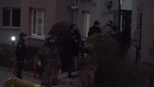 Arnavutköy'de eşini ve çocuğunu rehin aldıktan sonra serbest bırakan kişi gözaltına alındı Arnavutköy'de eşini ve çocuğunu rehin aldıktan sonra serbest bırakan kişi gözaltına alındı