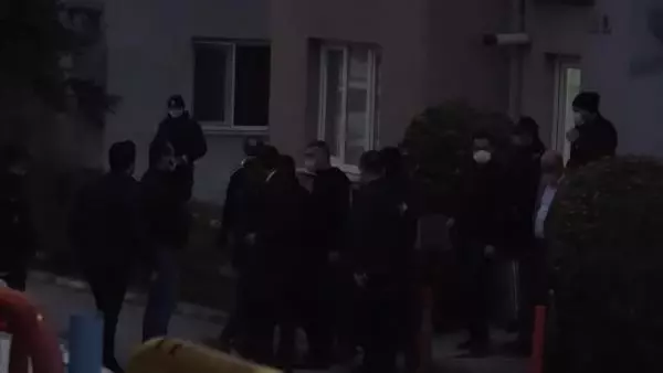 Arnavutköy'de eşini ve çocuğunu rehin aldıktan sonra serbest bırakan kişi gözaltına alındı Arnavutköy'de eşini ve çocuğunu rehin aldıktan sonra serbest bırakan kişi gözaltına alındı