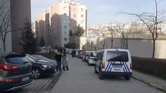 Arnavutköy'de eşini ve çocuğunu rehin aldıktan sonra serbest bırakan kişi gözaltına alındı Arnavutköy'de eşini ve çocuğunu rehin aldıktan sonra serbest bırakan kişi gözaltına alındı