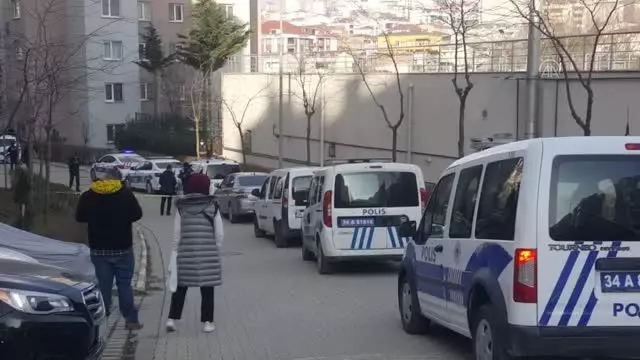 Arnavutköy'de eşini ve çocuğunu rehin aldıktan sonra serbest bırakan kişi gözaltına alındı Arnavutköy'de eşini ve çocuğunu rehin aldıktan sonra serbest bırakan kişi gözaltına alındı