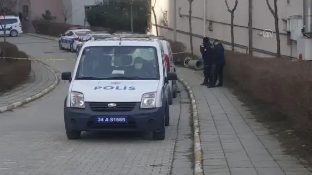 Arnavutköy'de eşini ve çocuğunu rehin aldıktan sonra serbest bırakan kişi gözaltına alındı Arnavutköy'de eşini ve çocuğunu rehin aldıktan sonra serbest bırakan kişi gözaltına alındı