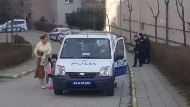 Arnavutköy'de eşini ve çocuğunu rehin aldıktan sonra serbest bırakan kişi gözaltına alındı Arnavutköy'de eşini ve çocuğunu rehin aldıktan sonra serbest bırakan kişi gözaltına alındı