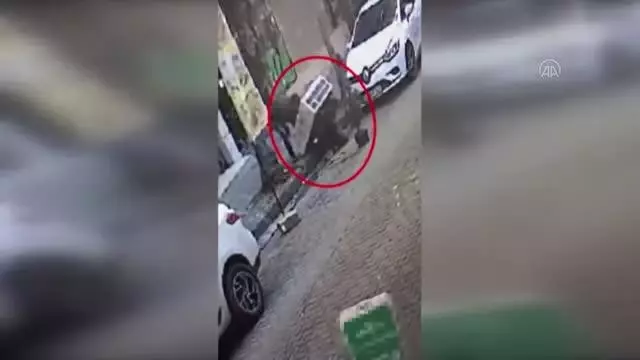 Bahçelievler'de klima çaldığı iddia edilen şüpheli gözaltına alındı Bahçelievler'de klima çaldığı iddia edilen şüpheli gözaltına alındı