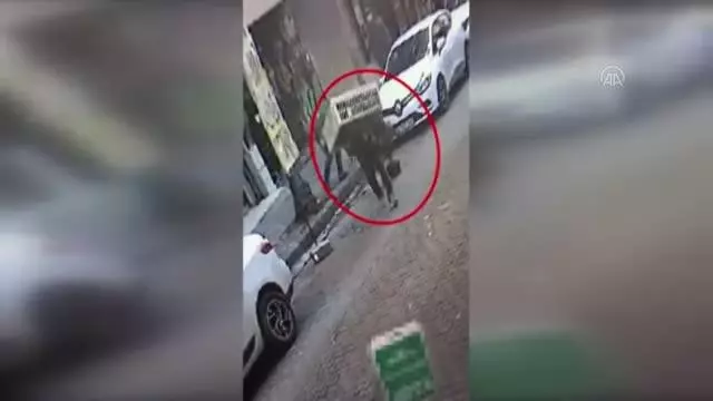 Bahçelievler'de klima çaldığı iddia edilen şüpheli gözaltına alındı Bahçelievler'de klima çaldığı iddia edilen şüpheli gözaltına alındı