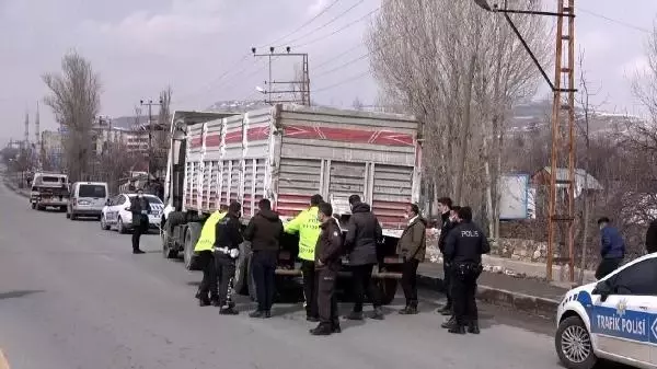 Balık istifi 114 kaçak göçmen taşınan TIR'ın sürücüsü sorguda Balık istifi 114 kaçak göçmen taşınan TIR'ın sürücüsü sorguda