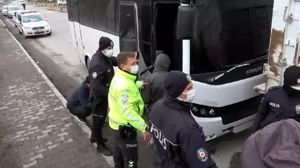 Balık istifi 114 kaçak göçmen taşınan TIR'ın sürücüsü sorguda Balık istifi 114 kaçak göçmen taşınan TIR'ın sürücüsü sorguda