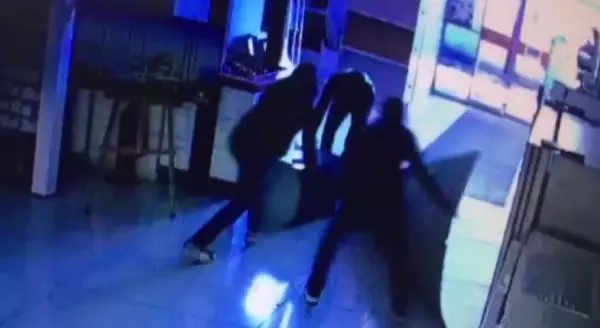 Başakşehir'de çelik kasayı sürükleyerek çalan hırsızlar kamerada Başakşehir'de çelik kasayı sürükleyerek çalan hırsızlar kamerada