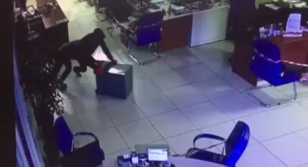 Başakşehir'de çelik kasayı sürükleyerek çalan hırsızlar kamerada Başakşehir'de çelik kasayı sürükleyerek çalan hırsızlar kamerada