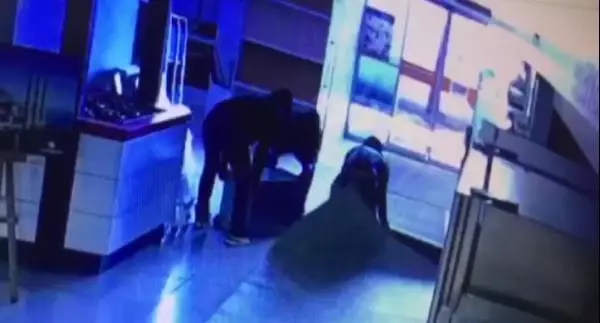 Başakşehir'de çelik kasayı sürükleyerek çalan hırsızlar kamerada Başakşehir'de çelik kasayı sürükleyerek çalan hırsızlar kamerada