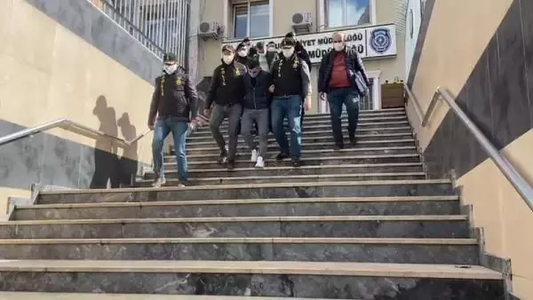 Başakşehir'de çelik kasayı sürükleyerek çalan hırsızlar kamerada Başakşehir'de çelik kasayı sürükleyerek çalan hırsızlar kamerada