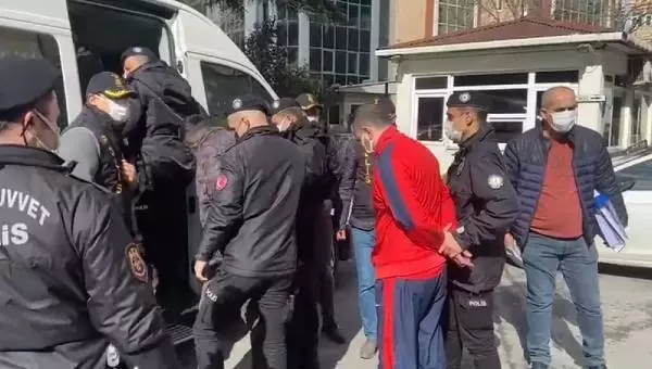 Başakşehir'de çelik kasayı sürükleyerek çalan hırsızlar kamerada Başakşehir'de çelik kasayı sürükleyerek çalan hırsızlar kamerada