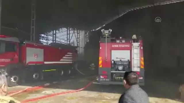 Bergama'da besi çiftliğinin deposunda çıkan yangın söndürüldü Bergama'da besi çiftliğinin deposunda çıkan yangın söndürüldü