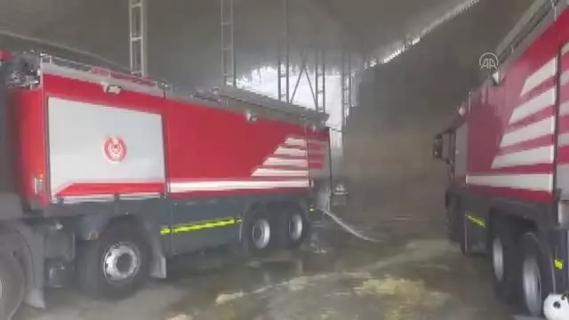Bergama'da besi çiftliğinin deposunda çıkan yangın söndürüldü Bergama'da besi çiftliğinin deposunda çıkan yangın söndürüldü
