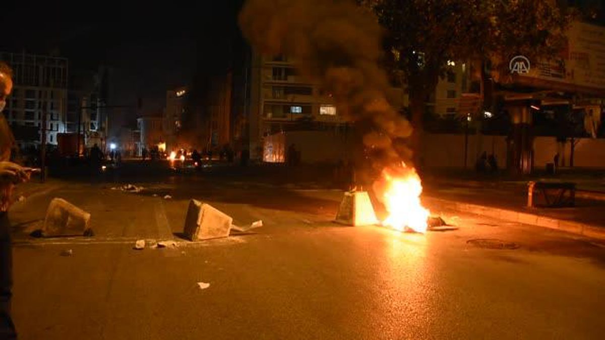 BEYRUT -Lübnan'da hayat koşulları ve doların yükselmesine karşı protestolar üçüncü gününde devam ediyor