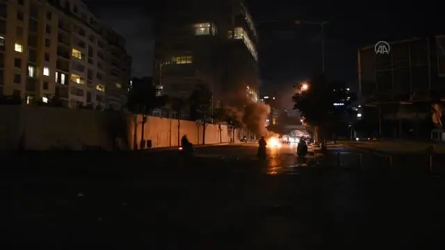 BEYRUT -Lübnan'da hayat koşulları ve doların yükselmesine karşı protestolar üçüncü gününde devam ediyor BEYRUT -Lübnan'da hayat koşulları ve doların yükselmesine karşı protestolar üçüncü gününde devam ediyor