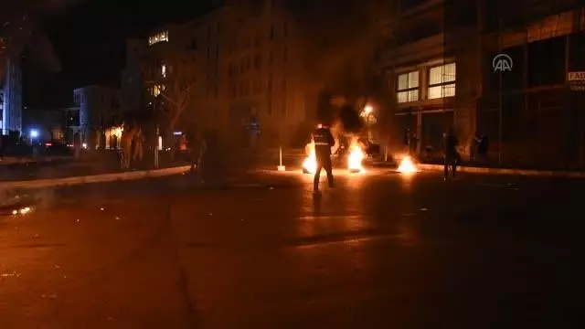 BEYRUT -Lübnan'da hayat koşulları ve doların yükselmesine karşı protestolar üçüncü gününde devam ediyor BEYRUT -Lübnan'da hayat koşulları ve doların yükselmesine karşı protestolar üçüncü gününde devam ediyor