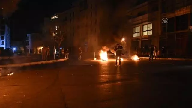 BEYRUT -Lübnan'da hayat koşulları ve doların yükselmesine karşı protestolar üçüncü gününde devam ediyor BEYRUT -Lübnan'da hayat koşulları ve doların yükselmesine karşı protestolar üçüncü gününde devam ediyor