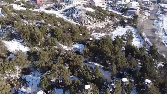 Beyşehir'de mekanlarına gelen leyleklere kar sürprizi Beyşehir'de mekanlarına gelen leyleklere kar sürprizi