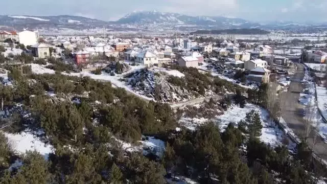 Beyşehir'de mekanlarına gelen leyleklere kar sürprizi Beyşehir'de mekanlarına gelen leyleklere kar sürprizi