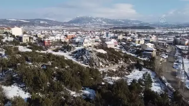 Beyşehir'de mekanlarına gelen leyleklere kar sürprizi Beyşehir'de mekanlarına gelen leyleklere kar sürprizi