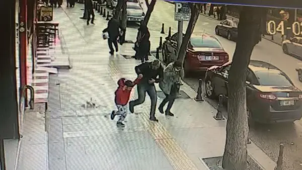 Binadan kopan taş parçalarının çocuğun başına düşmesi kamerada Binadan kopan taş parçalarının çocuğun başına düşmesi kamerada