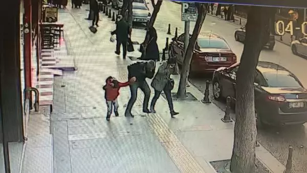 Binadan kopan taş parçalarının çocuğun başına düşmesi kamerada Binadan kopan taş parçalarının çocuğun başına düşmesi kamerada