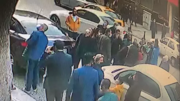 Binadan kopan taş parçalarının çocuğun başına düşmesi kamerada Binadan kopan taş parçalarının çocuğun başına düşmesi kamerada