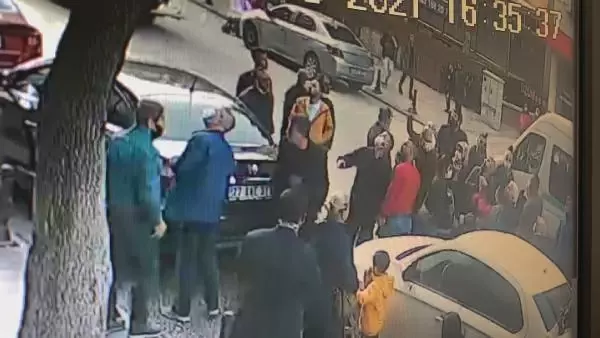 Binadan kopan taş parçalarının çocuğun başına düşmesi kamerada Binadan kopan taş parçalarının çocuğun başına düşmesi kamerada