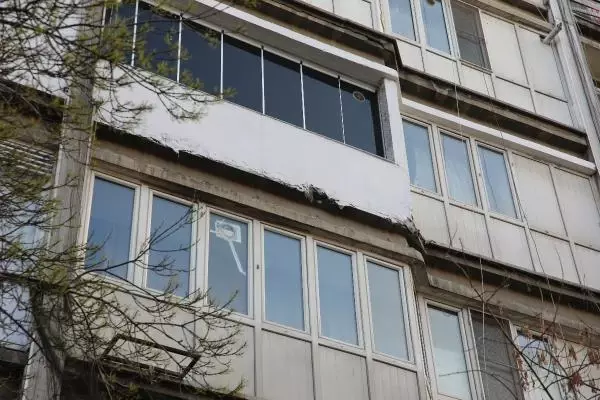 Binadan kopan taş parçalarının çocuğun başına düşmesi kamerada Binadan kopan taş parçalarının çocuğun başına düşmesi kamerada