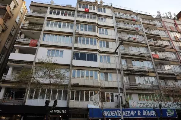 Binadan kopan taş parçalarının çocuğun başına düşmesi kamerada Binadan kopan taş parçalarının çocuğun başına düşmesi kamerada