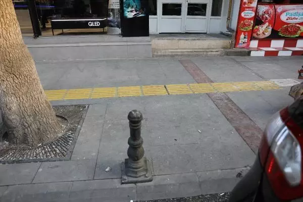 Binadan kopan taş parçalarının çocuğun başına düşmesi kamerada Binadan kopan taş parçalarının çocuğun başına düşmesi kamerada