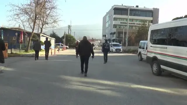 Birlikte çalıştıkları inşaatta tartıştığı iki kardeşini silahla öldüren zanlı, gözaltına alındı Birlikte çalıştıkları inşaatta tartıştığı iki kardeşini silahla öldüren zanlı, gözaltına alındı